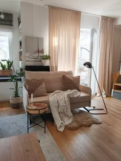 Beliani Sivupöytä Metalli Musta/luonnonväri VIENNA -Käsinojalliset tuolit Winkel undef src sa picid 807932 type whitesh image