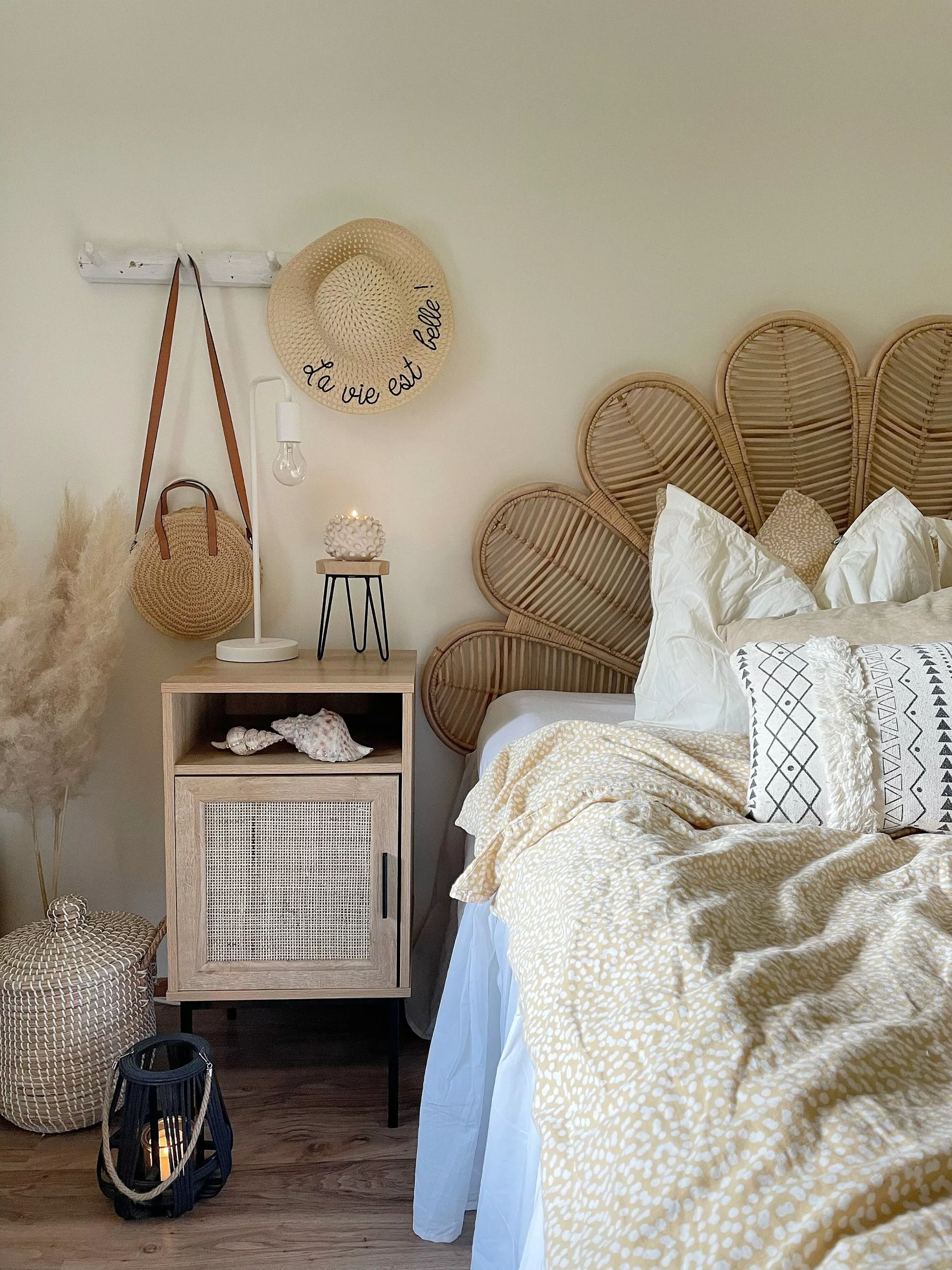 Beliani Yöpöytä Rottinki Kaappi Vaalea Puu PASCO - Image 3