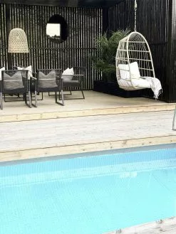 Beliani Riipputuoli Puunvärinen ALLERA -Käsinojalliset tuolit Winkel undef src sa picid 811068 type whitesh image