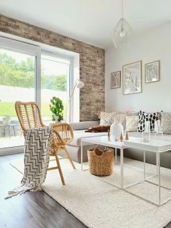 Beliani Sivupöytä Metalli Valkoinen SAXON -Käsinojalliset tuolit Winkel undef src sa picid 811083 type whitesh image