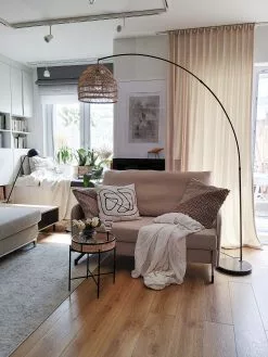 Beliani Sivupöytä Metalli Musta/luonnonväri VIENNA -Käsinojalliset tuolit Winkel undef src sa picid 811118 type whitesh image