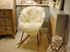 Beliani Keinutuoli Muovi Valkoinen HARMONY -Käsinojalliset tuolit Winkel undef src sa picid 816433 type whitesh image