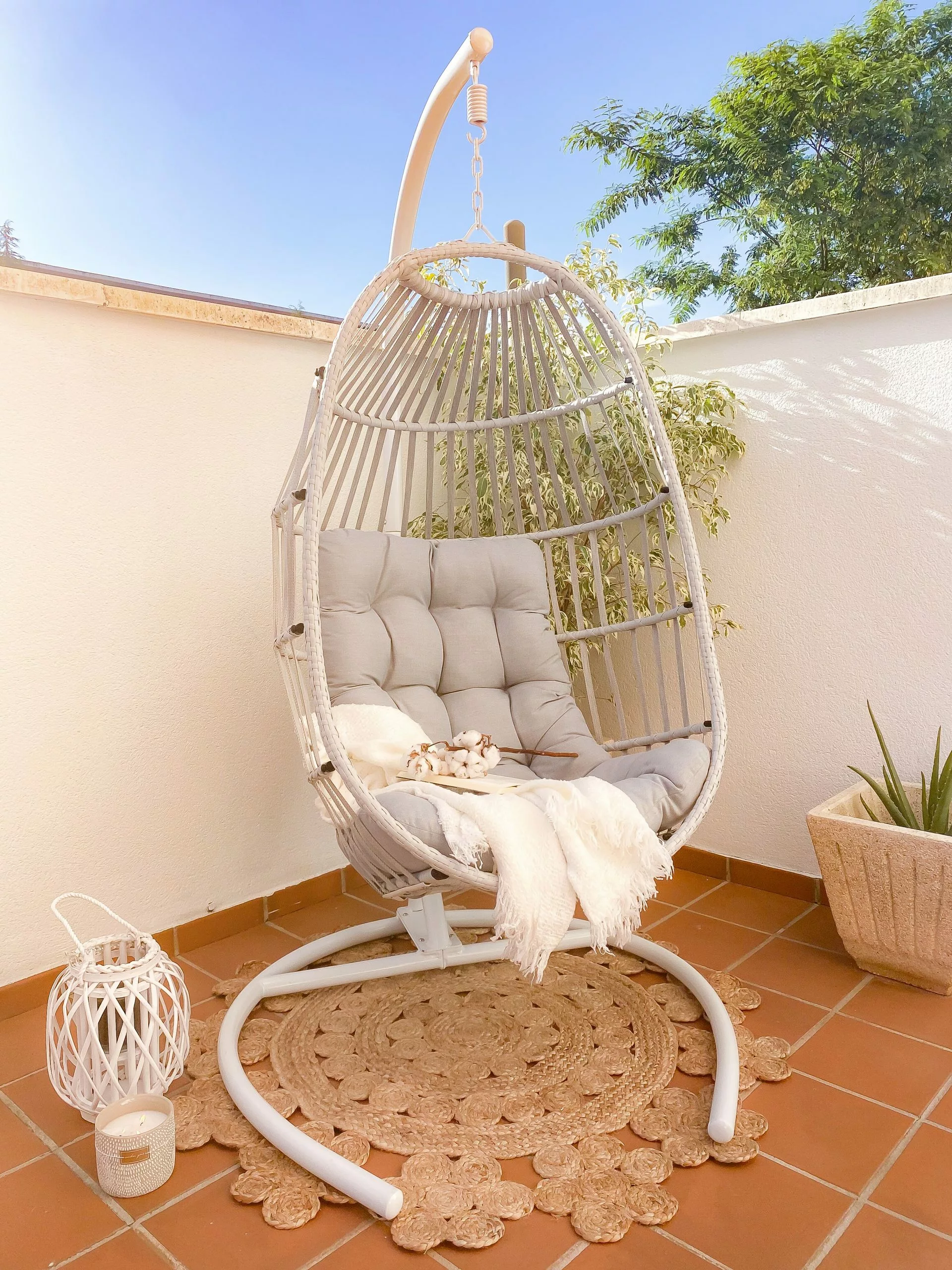 Beliani Riipputuoli Rottinkinen Jalustalla Vaaleanharmaa SESIA 3 Beliani Riipputuoli Rottinkinen Jalustalla Vaaleanharmaa SESIA - Image 3