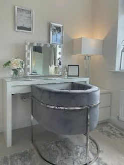 Beliani Nojatuoli Samettinen Harmaa LARVIK -Käsinojalliset tuolit Winkel undef src sa picid 827616 type whitesh image