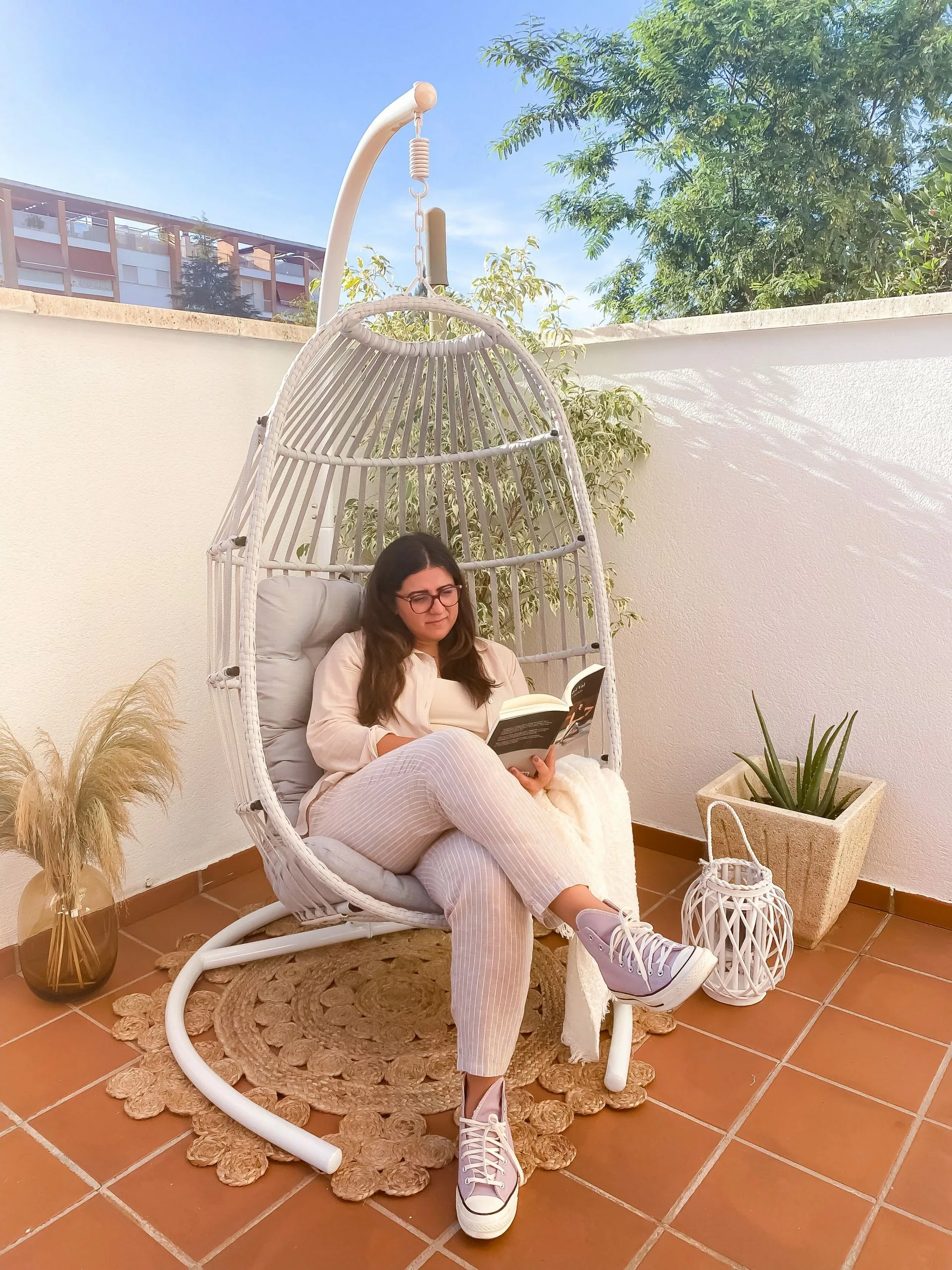 Beliani Riipputuoli Rottinkinen Jalustalla Vaaleanharmaa SESIA 4 Beliani Riipputuoli Rottinkinen Jalustalla Vaaleanharmaa SESIA - Image 4