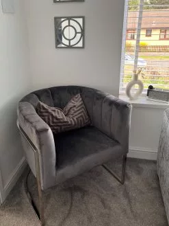 Beliani Nojatuoli Samettinen Harmaa LARVIK -Käsinojalliset tuolit Winkel undef src sa picid 832712 type whitesh image