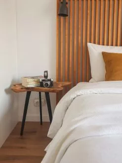 Beliani Sivupöytä Tiikki Vaalea Puu/musta ELSA -Käsinojalliset tuolit Winkel undef src sa picid 834371 type whitesh image