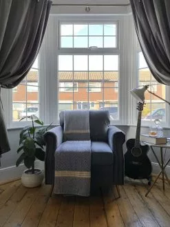 Beliani Nojatuoli Harmaa VIETAS -Käsinojalliset tuolit Winkel undef src sa picid 836105 type whitesh image