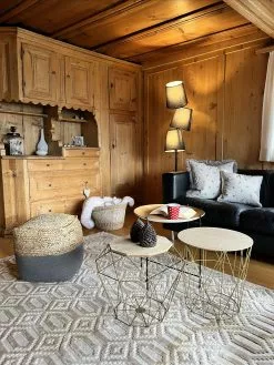 Beliani Sivupöytä Metalli Säilytystila Kulta LANARK -Käsinojalliset tuolit Winkel undef src sa picid 844680 type whitesh image