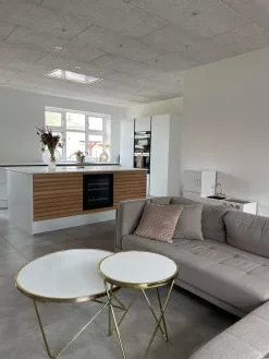 Beliani Sivupöytä Lasitasolla Metalli Valkoinen/kulta MERIDIAN II 10 Beliani Sivupöytä Lasitasolla Metalli Valkoinen/kulta MERIDIAN II -Käsinojalliset tuolit Winkel undef src sa picid 851698 type whitesh image